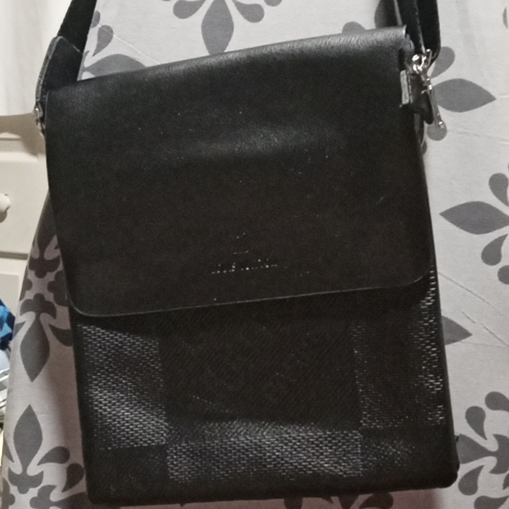 Louis Vuitton Messenger Type Leather bag